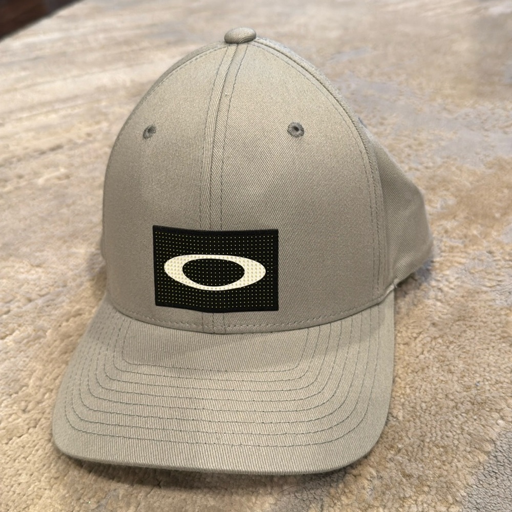 Oakley Ellipse Hologram Stretch fit Hat Baseball Cap Stone Grey S/M EUC